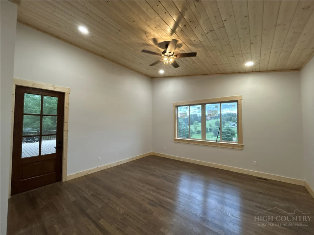 Image number 16 for the current listing