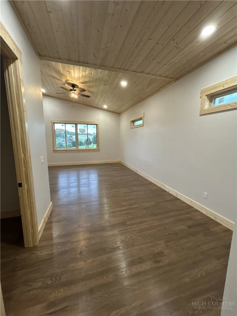 Image number 17 for the current listing