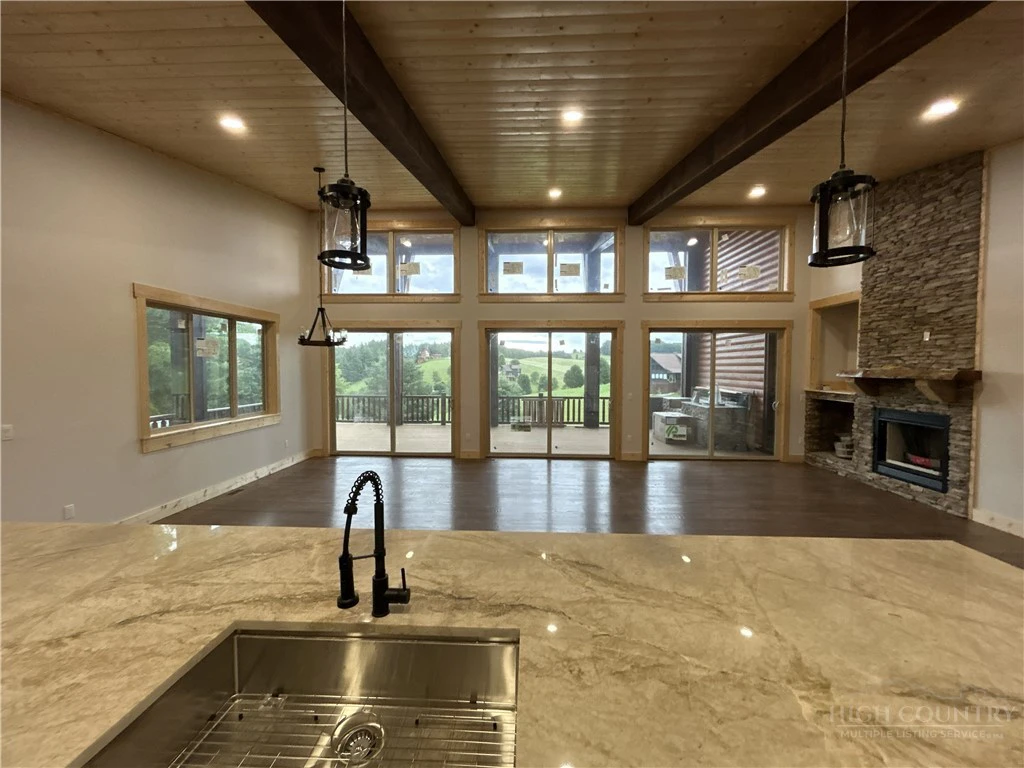 Image number 19 for the current listing