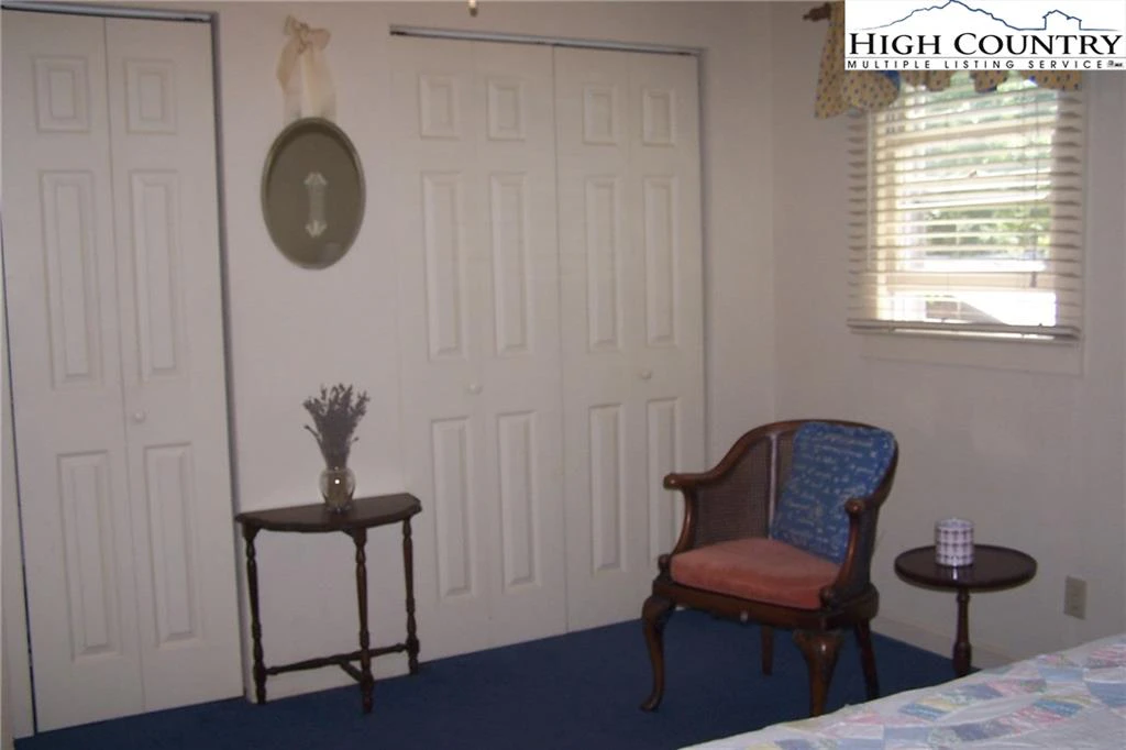 Image number 4 for the current listing