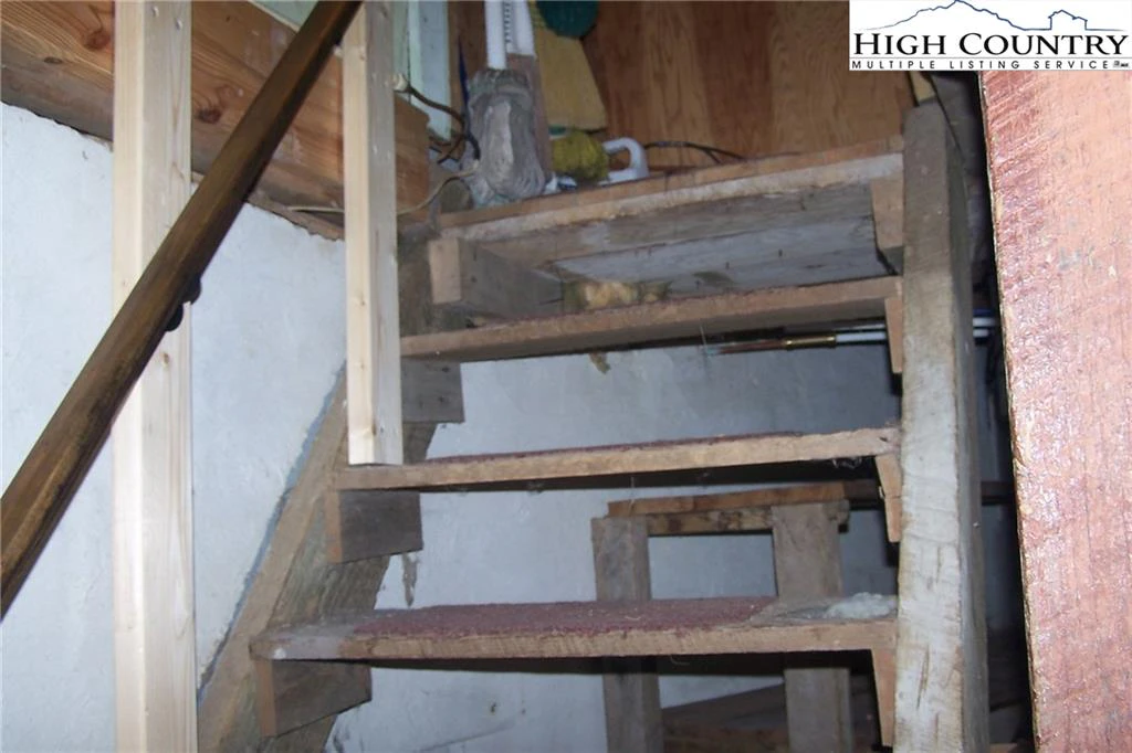 Image number 17 for the current listing