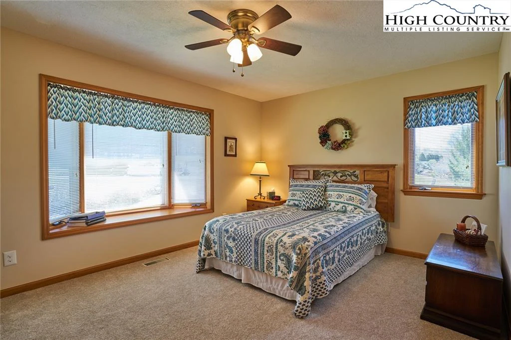 Image number 8 for the current listing