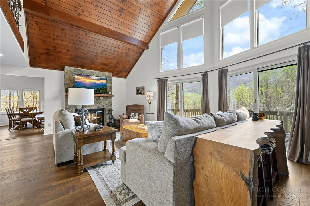 Image number 17 for the current listing