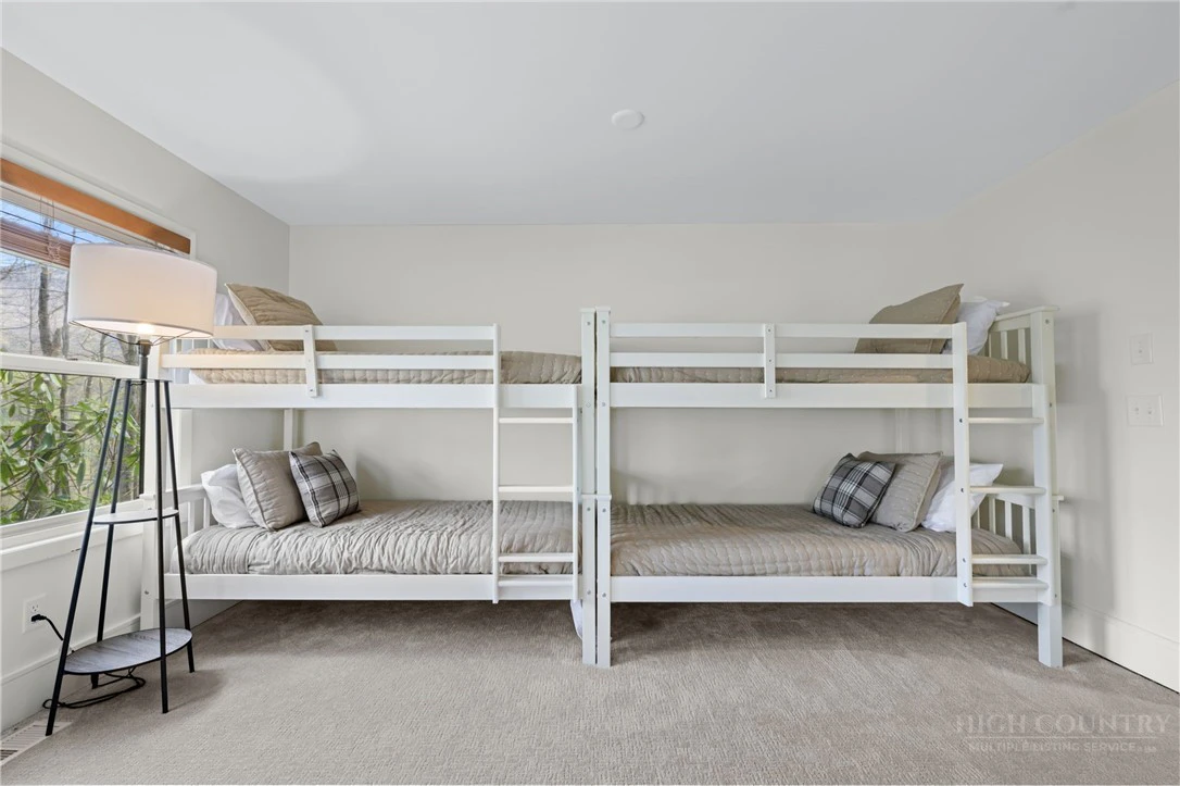 Image number 4 for the current listing