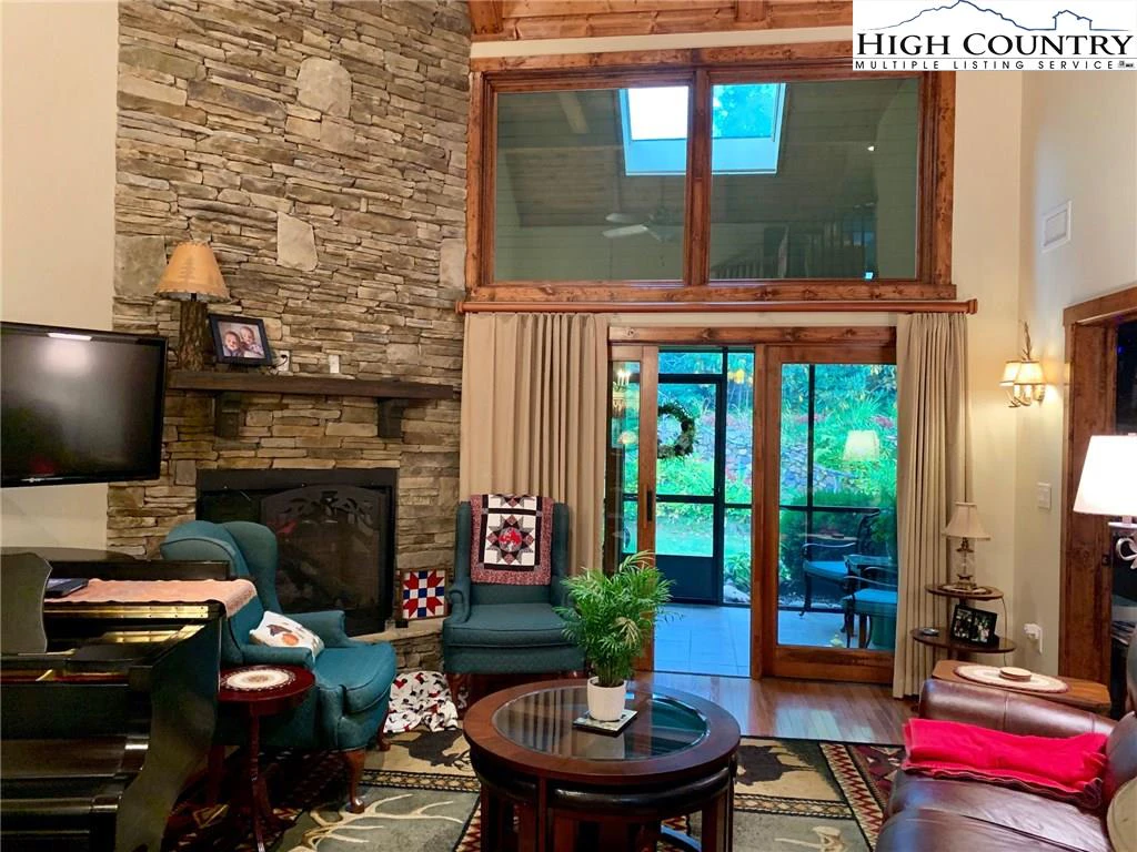Image number 21 for the current listing