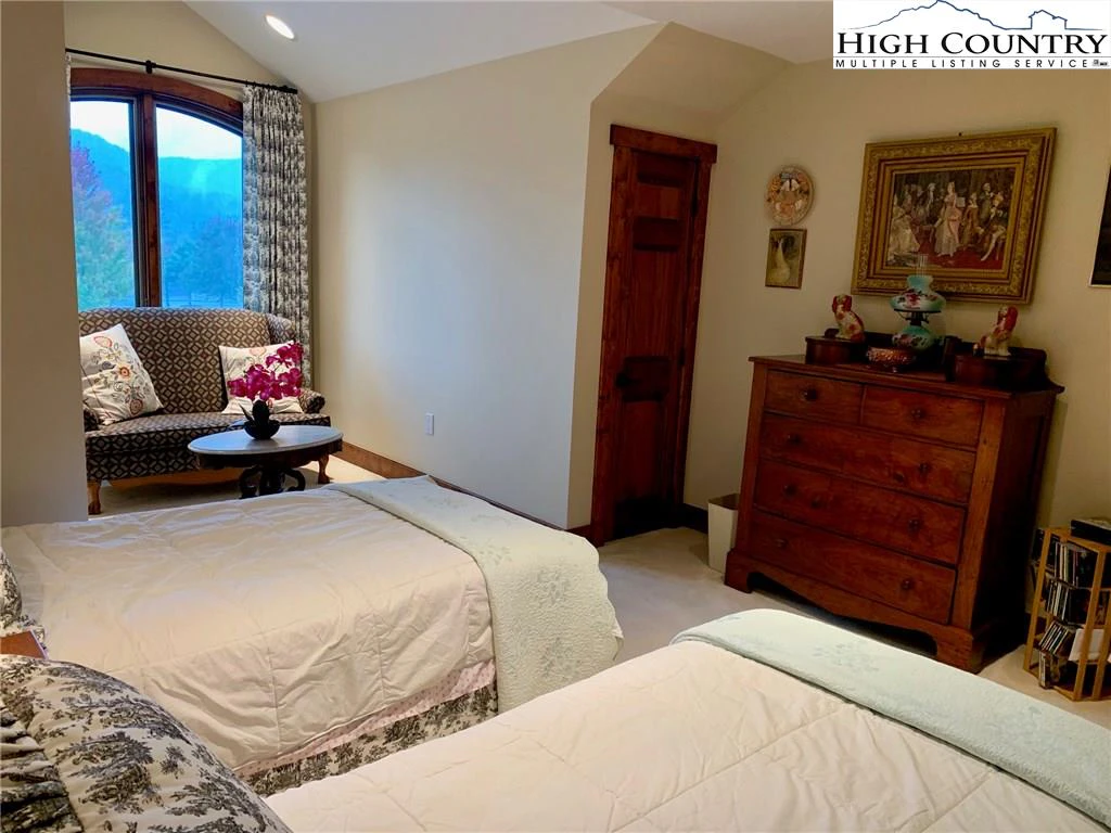 Image number 12 for the current listing
