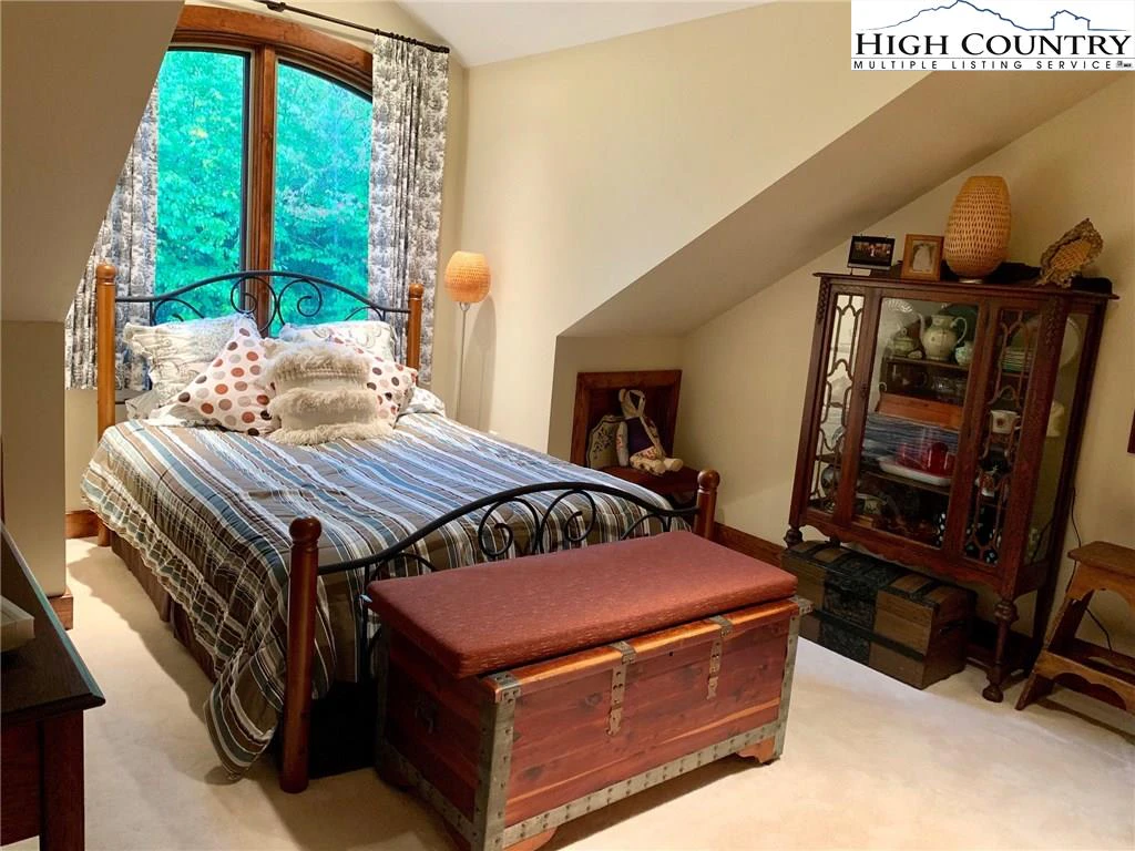 Image number 9 for the current listing
