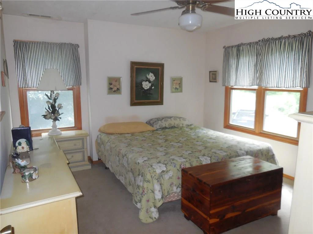 Image number 3 for the current listing