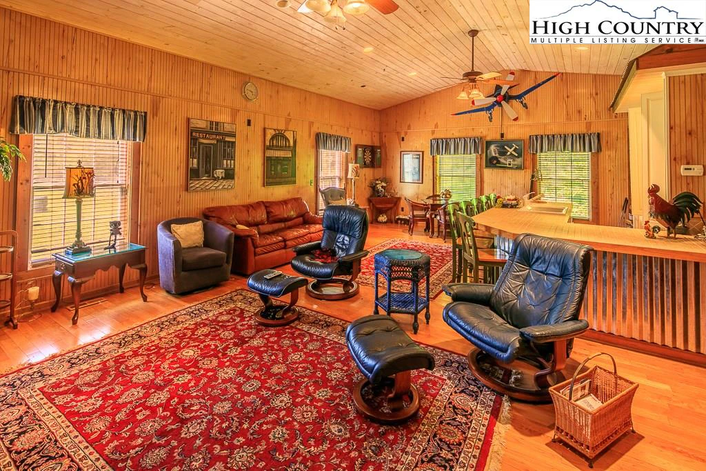 Image number 8 for the current listing