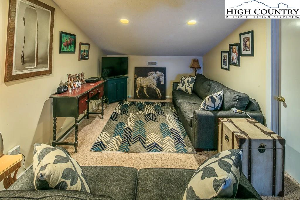 Image number 18 for the current listing