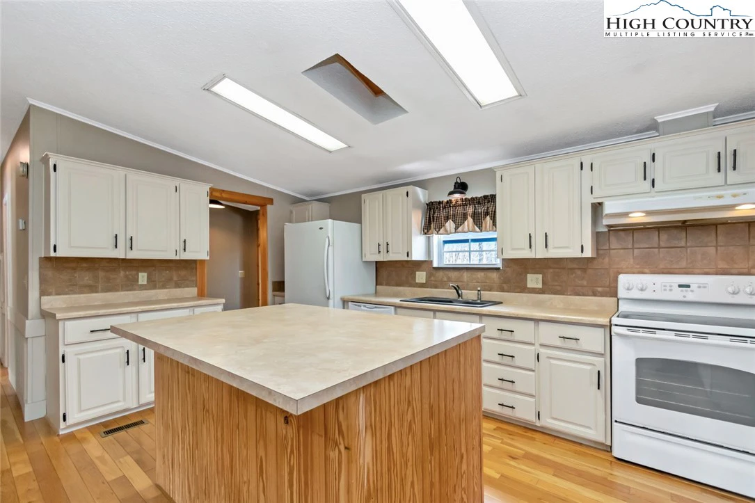 Image number 3 for the current listing