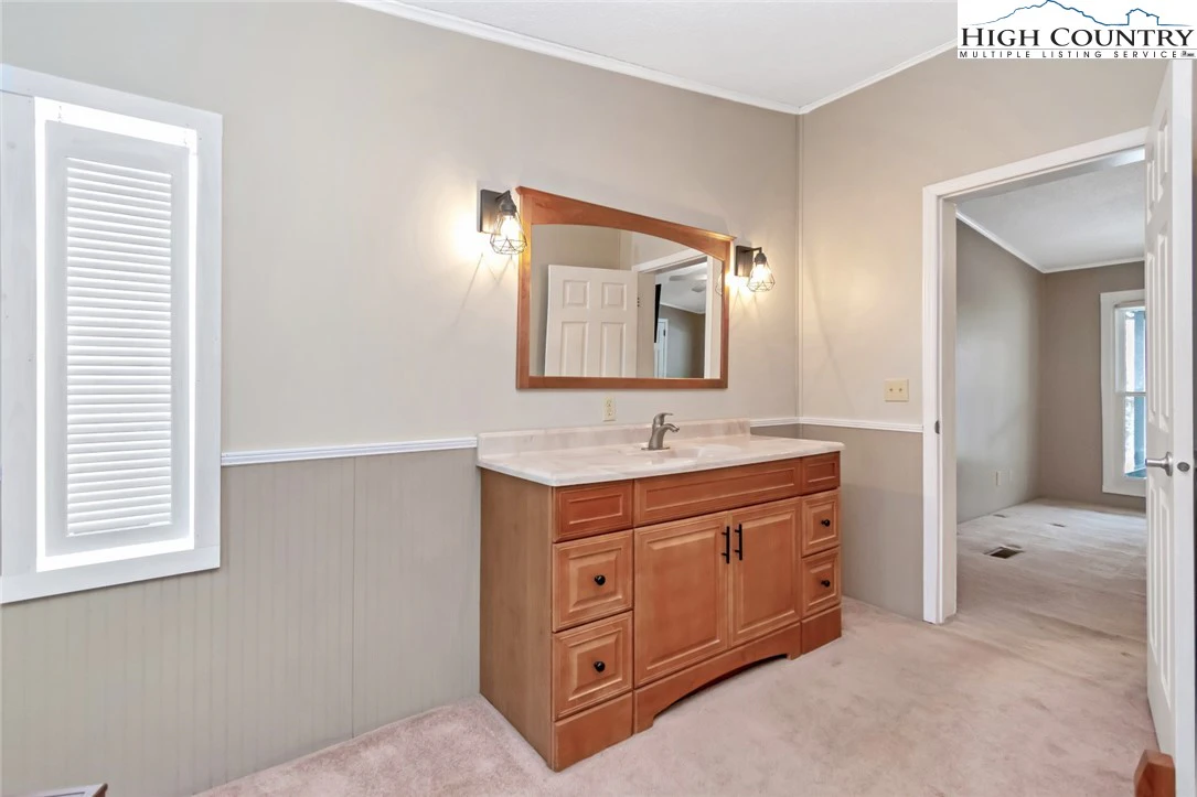 Image number 10 for the current listing