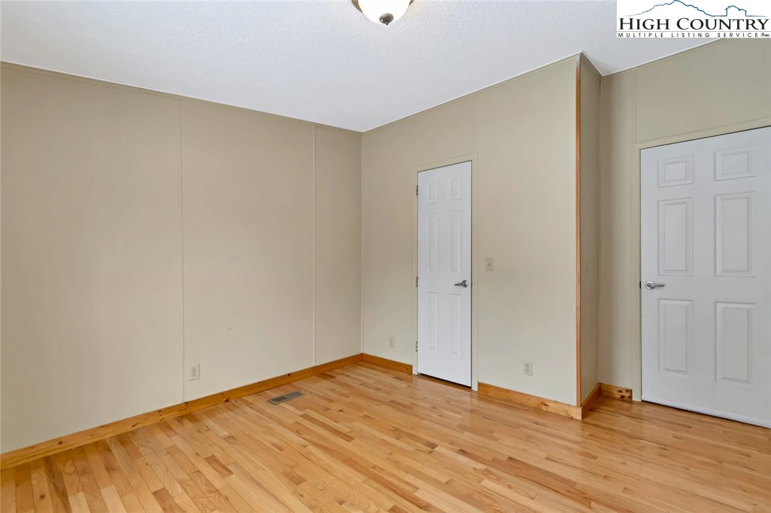 Image number 15 for the current listing