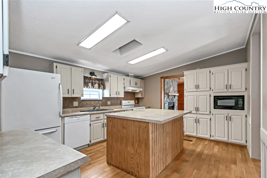 Image number 11 for the current listing