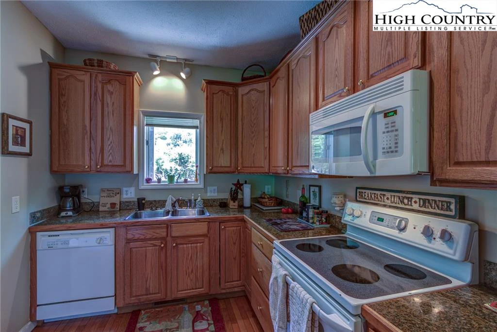 Image number 14 for the current listing