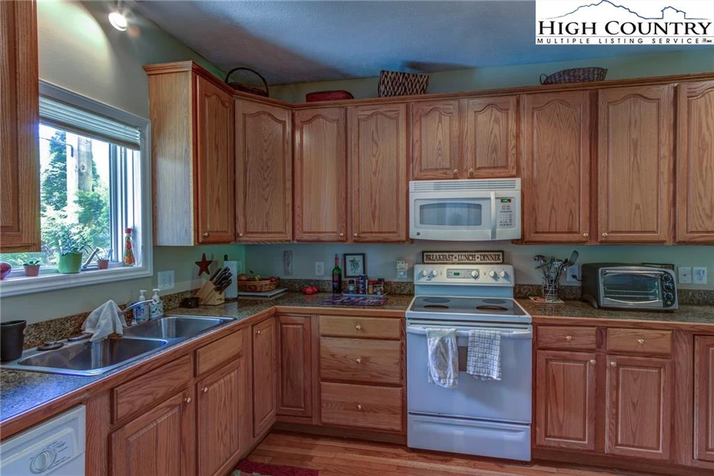 Image number 2 for the current listing