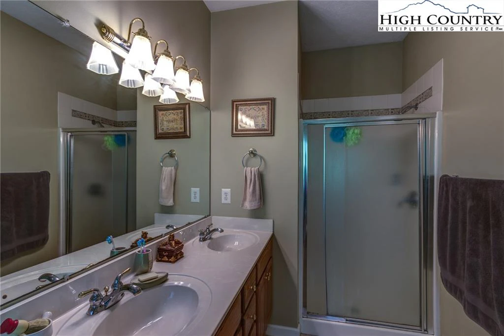 Image number 9 for the current listing