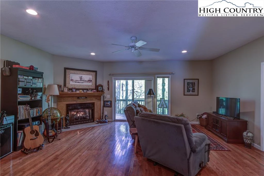 Image number 21 for the current listing