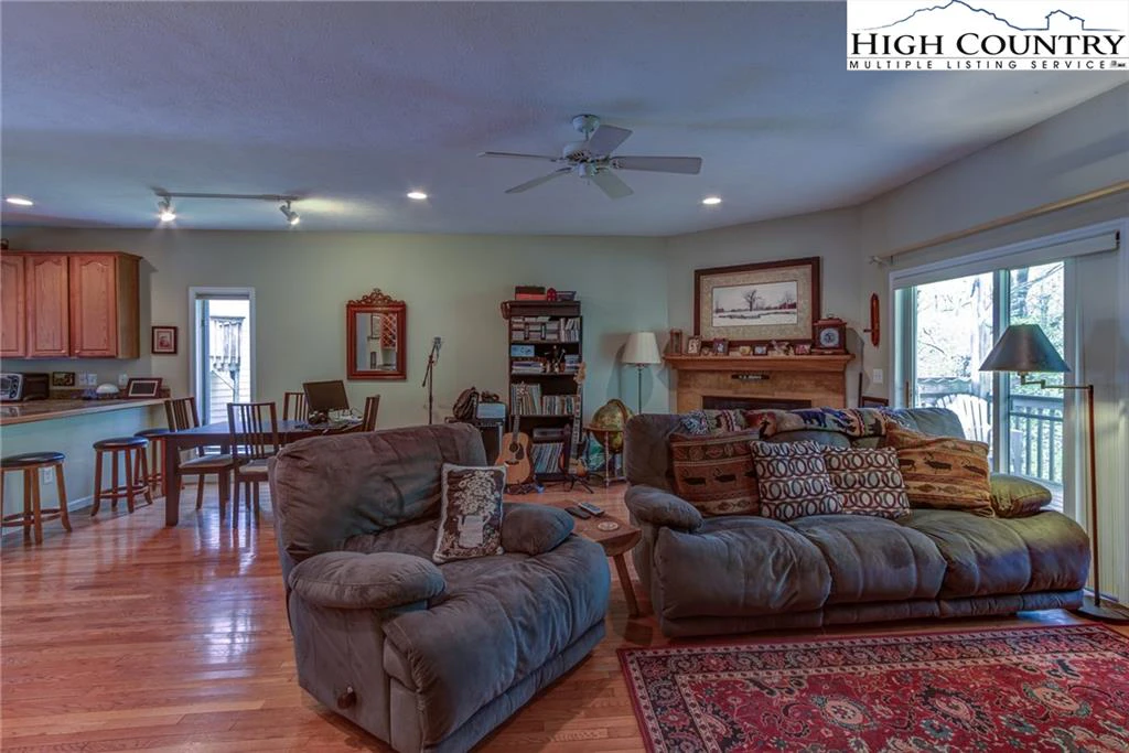 Image number 19 for the current listing