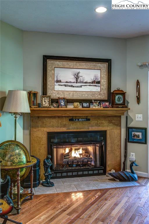 Image number 18 for the current listing