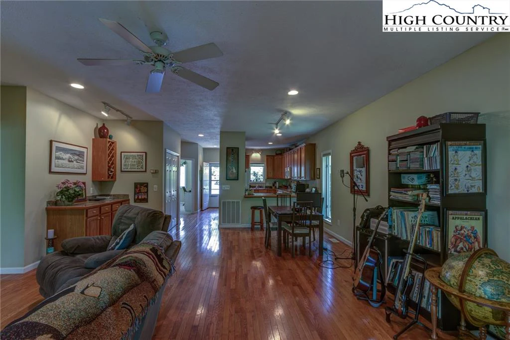 Image number 17 for the current listing