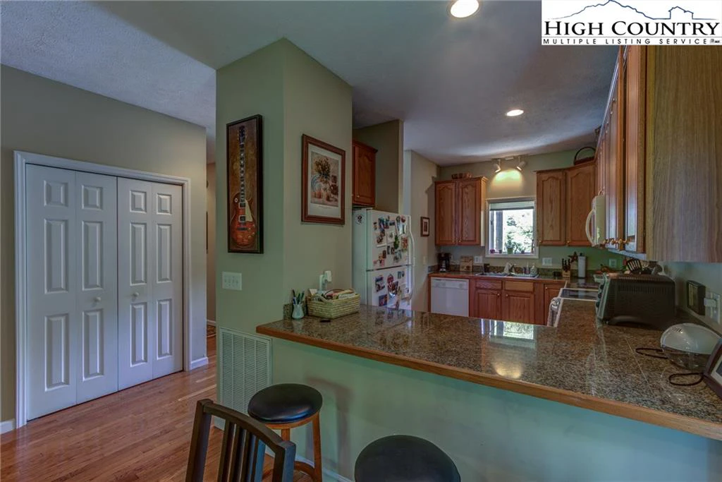 Image number 15 for the current listing