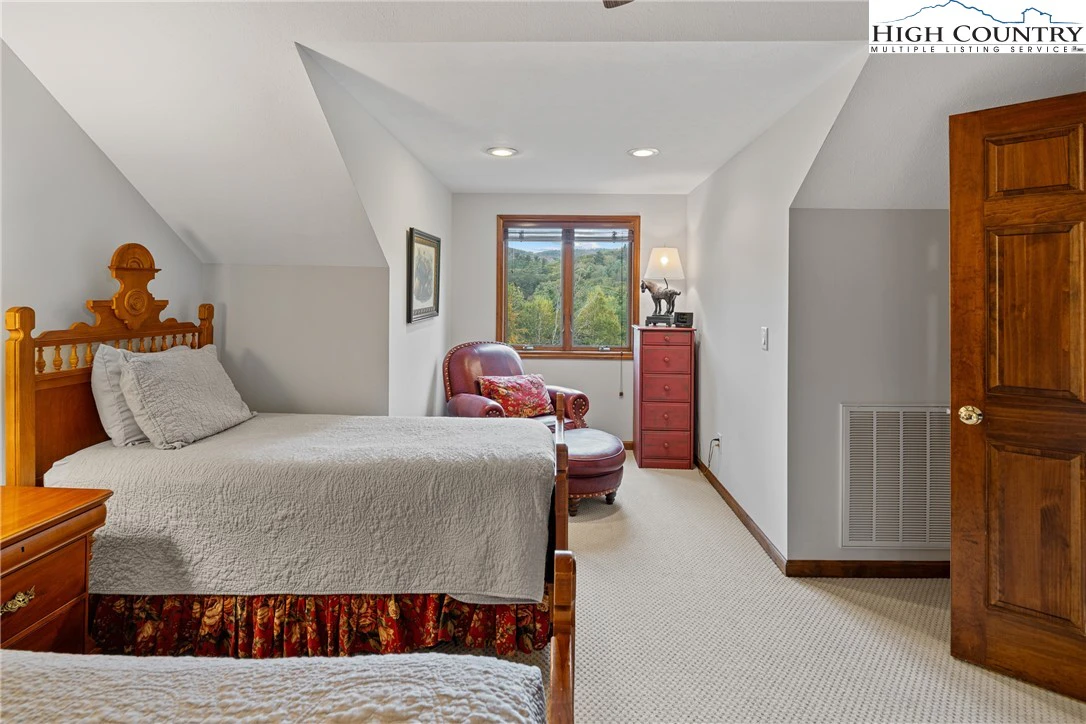 Image number 4 for the current listing