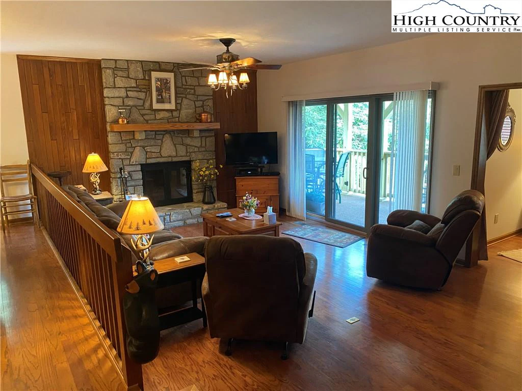 Image number 1 for the current listing