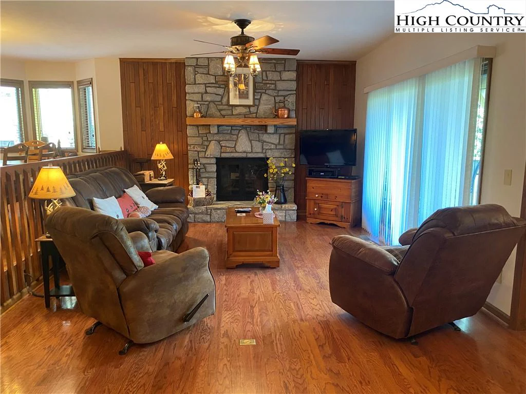 Image number 19 for the current listing