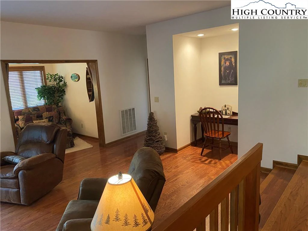 Image number 17 for the current listing