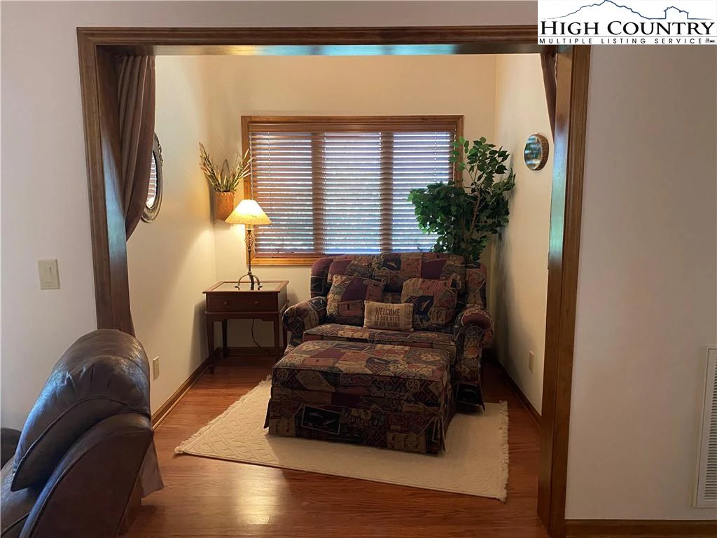 Image number 16 for the current listing