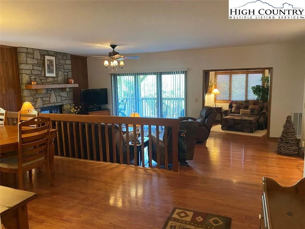 Image number 15 for the current listing
