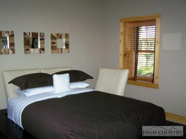 Image number 22 for the current listing
