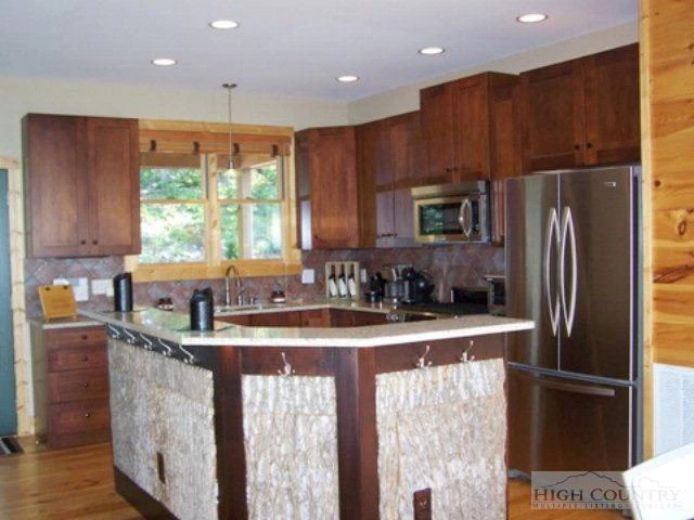 Image number 14 for the current listing