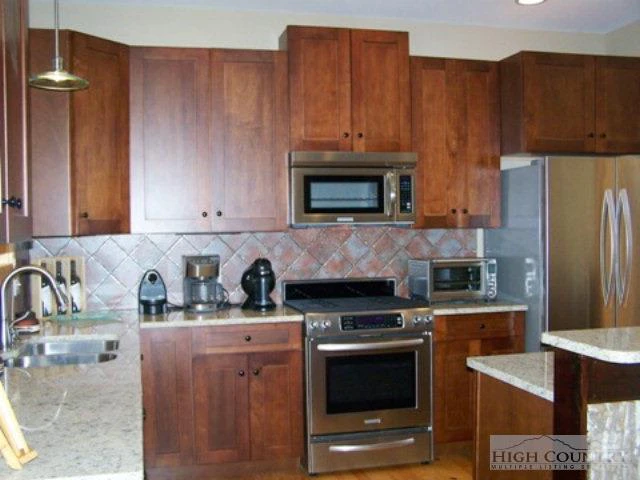 Image number 15 for the current listing