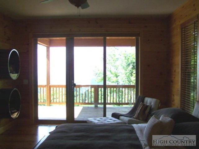 Image number 17 for the current listing