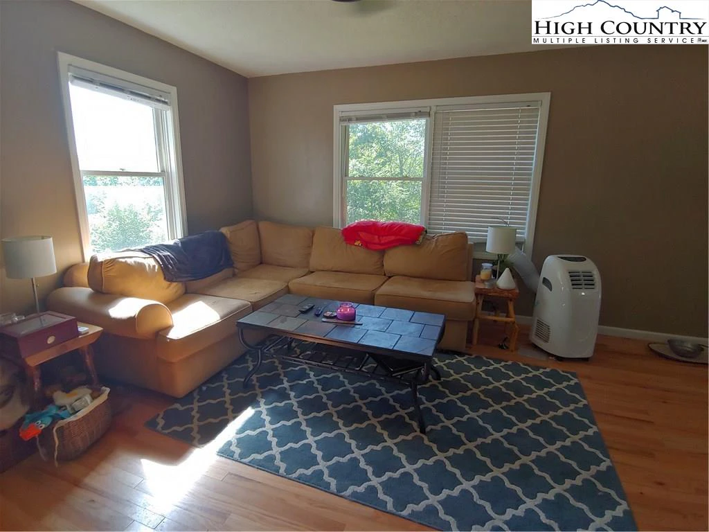 Image number 3 for the current listing