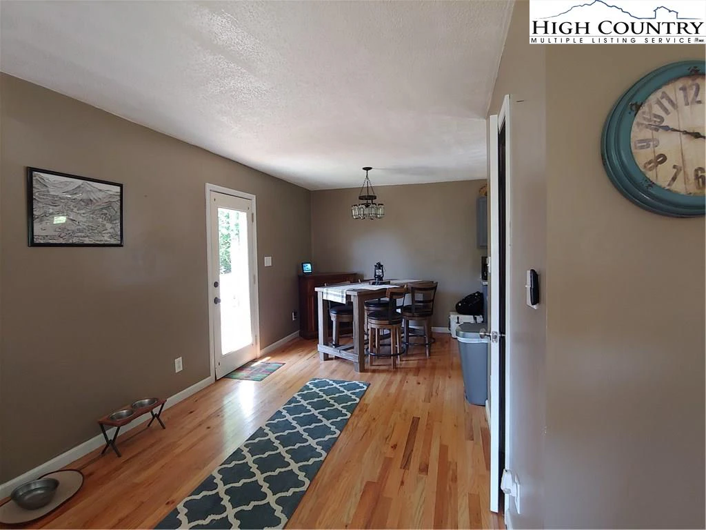 Image number 4 for the current listing