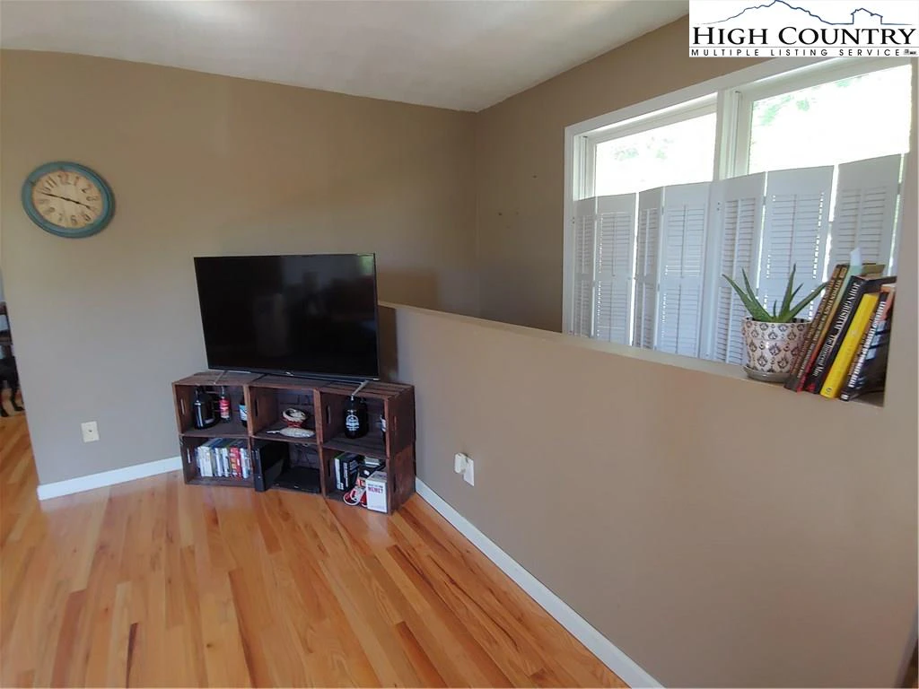 Image number 5 for the current listing