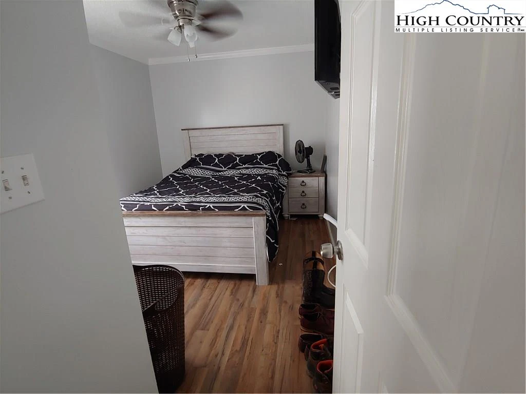 Image number 9 for the current listing