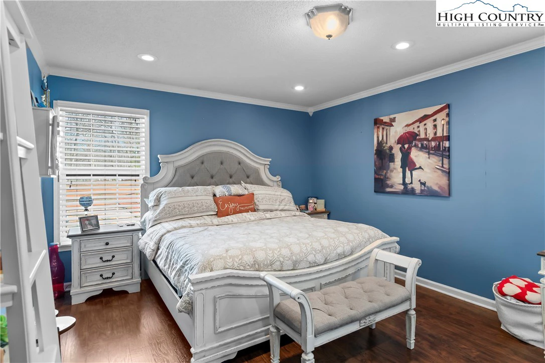 Image number 10 for the current listing