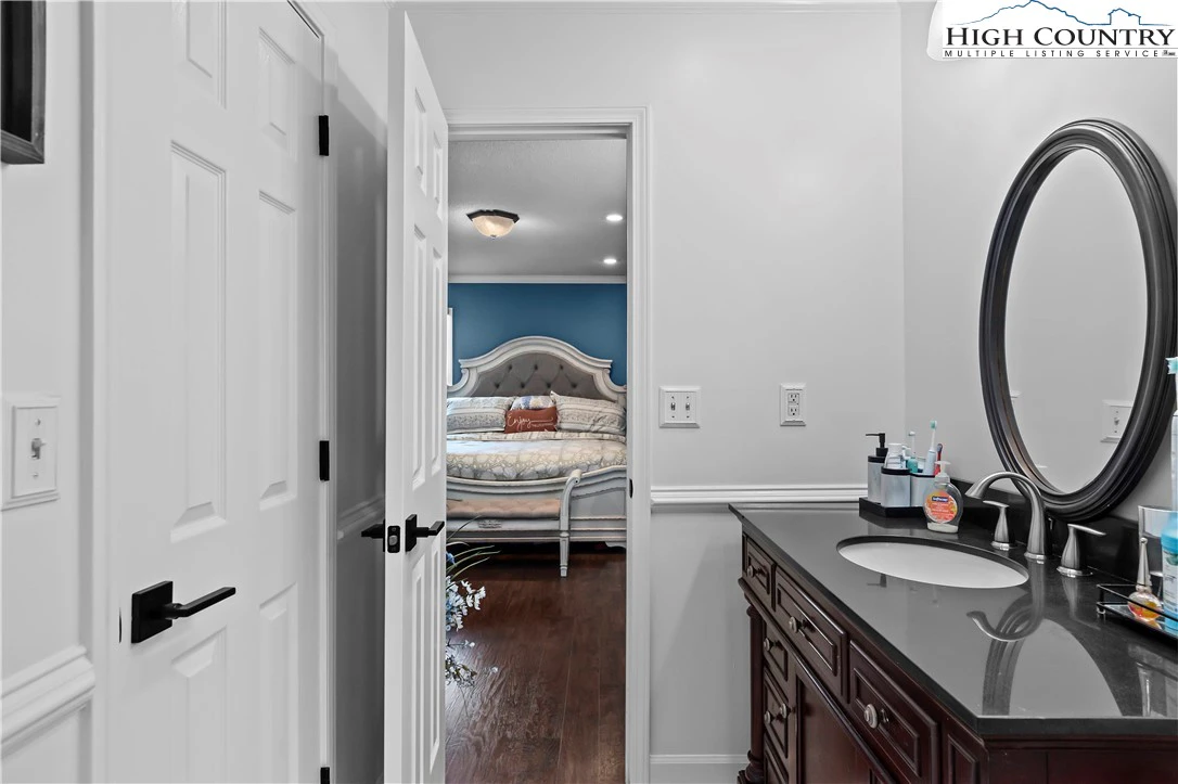 Image number 4 for the current listing