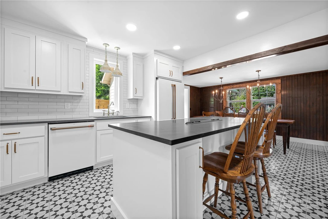 Image number 4 for the current listing