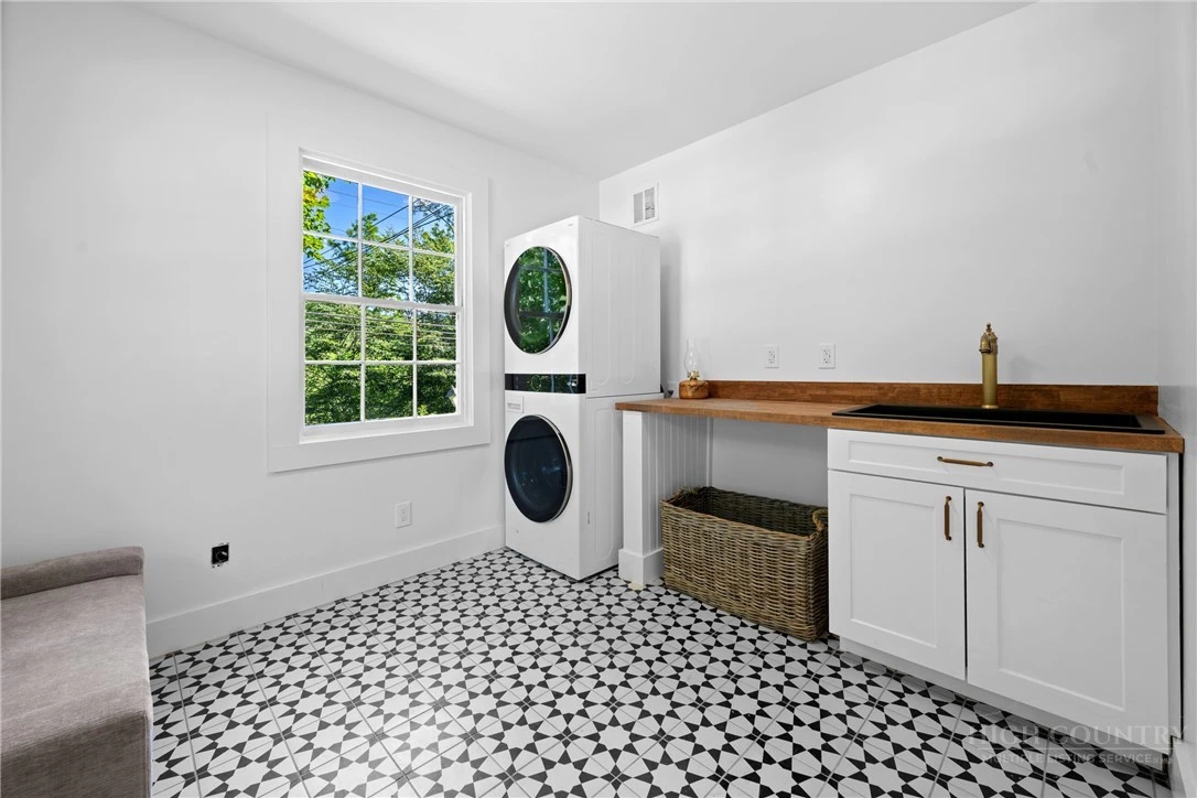 Image number 5 for the current listing