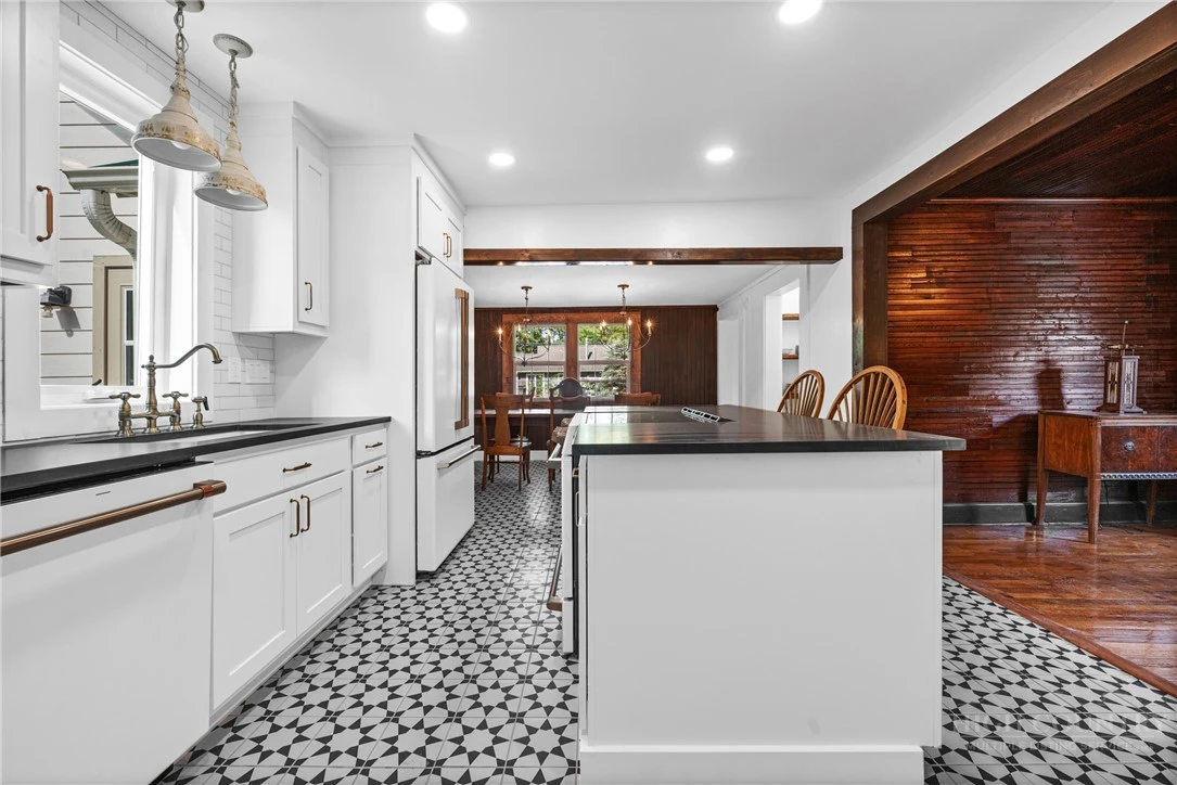 Image number 10 for the current listing