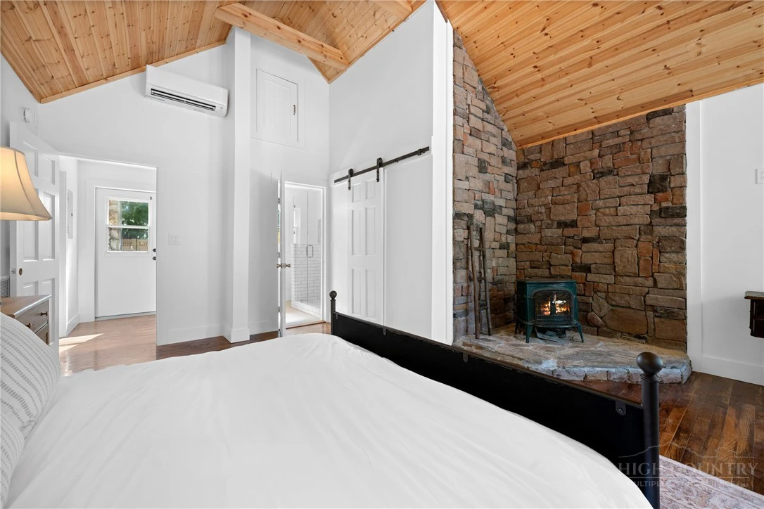 Image number 15 for the current listing