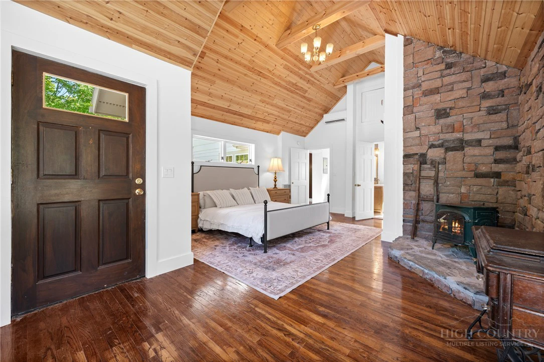 Image number 16 for the current listing