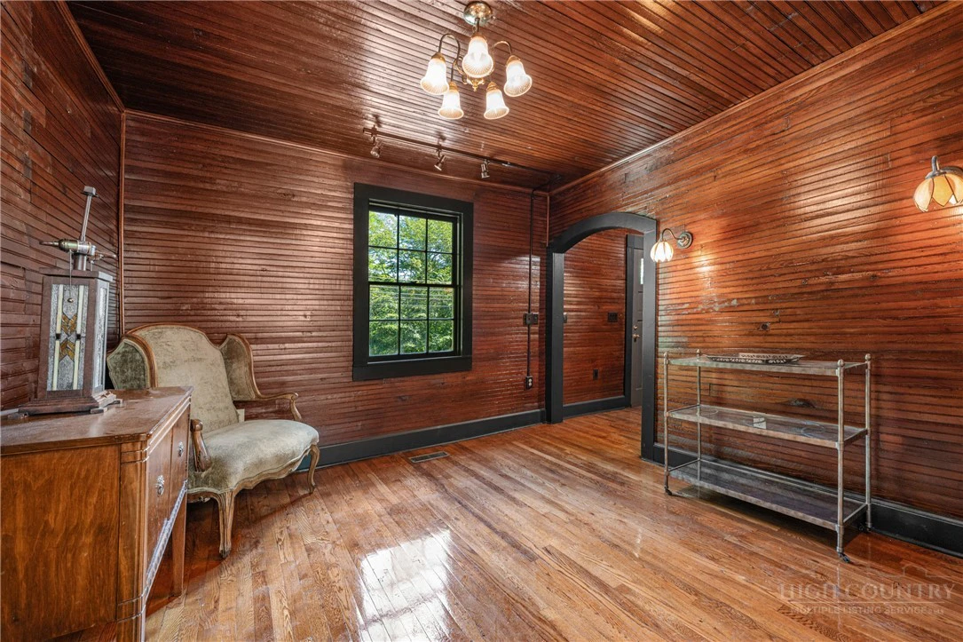 Image number 19 for the current listing