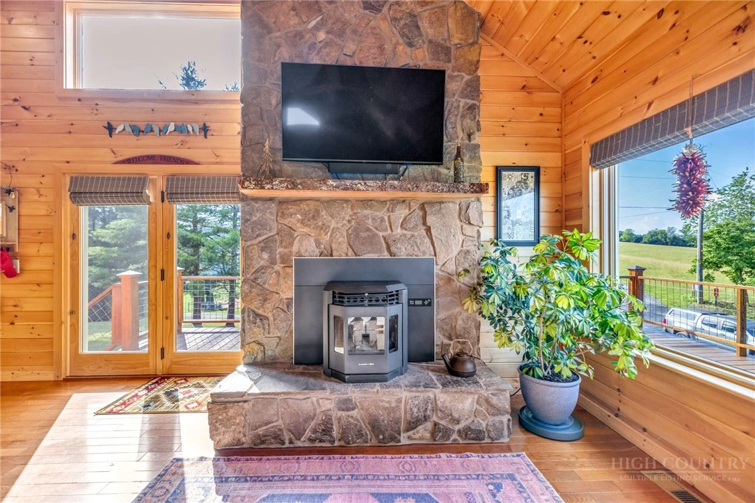 Image number 14 for the current listing