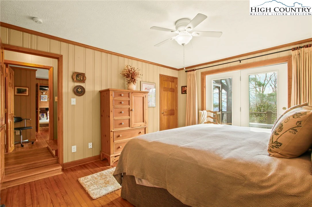 Image number 4 for the current listing